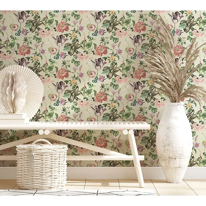 Marburg Flora Vliestapete Flora II - Beige-Rosa-Grün, Floral, 10,05 x 0,53 m - Blumige Tapete mit farbigen Pfingstrosen und Tulpen auf hellgrünem Hintergrund, präsentiert in einem modernen Interieur.
