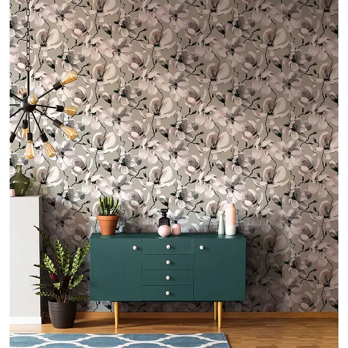 Marburg Flora Vliestapete Floral III - Grau-Beige-Weiß, Floral, 10,05 x 0,53 m - Blumentapete mit großen weißen und hellrosa Magnolienblüten, bedeckt eine Wand in einem Wohnraum.