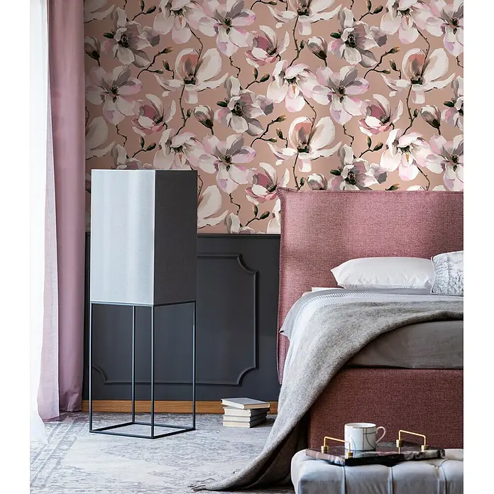 Marburg Flora Vliestapete Floral III - Braun-Weiß-Rosa, Floral, 10,05 x 0,53 m - Schlafzimmer mit großer rosa-weißer Magnolien-Blumentapete und einem rosa gepolsterten Bett.