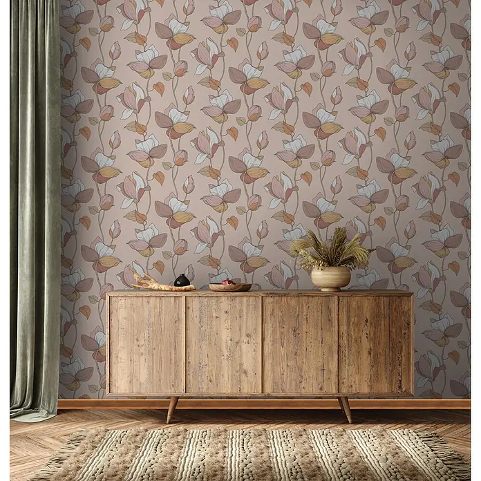 Marburg Flora Vliestapete Flora V - Beige-Braun-Orange, Floral, 10,05 x 0,53 m - Tapete mit floralem Magnolienmuster in Rosa, Weiß, Orange und Braun auf taubengrauem Hintergrund, hinter einem Holzschrank.