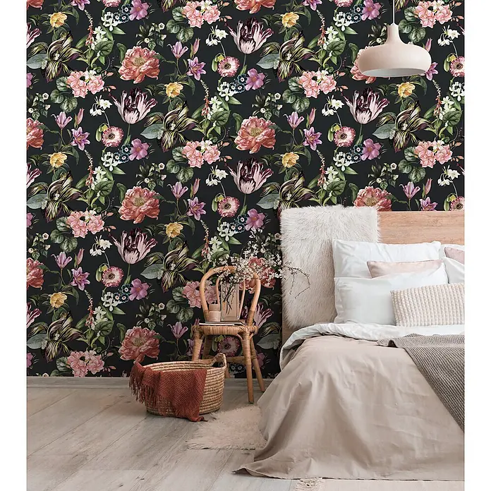 Marburg Flora Vliestapete Flora II - Schwarz-Rosa-Grün, Floral, 10,05 x 0,53 m - Lebhafte dunkle Blumentapete mit farbenfrohem botanischem Muster an einer Schlafzimmerwand.