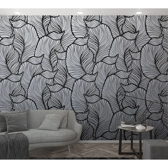 Marburg Smart Art Easy Fototapete Floral - B x H: 159 mm x 270 cm, Vlies, Grau-Schwarz - Gemusterte Tapete mit abstrakten schwarzen blattartigen Umrissen auf hellgrauem Hintergrund, die eine Wohnzimmerwand ziert.