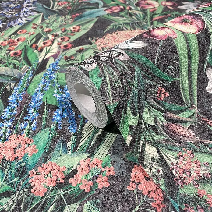 Marburg Flora Vliestapete Flora VI - Schwarz-Grün, Floral, 10,05 x 0,53 m - Teils abgerollte Tapete mit lebhaftem dunklem Blumenmuster, mit rosa und blauen Blüten sowie grünem Blattwerk.