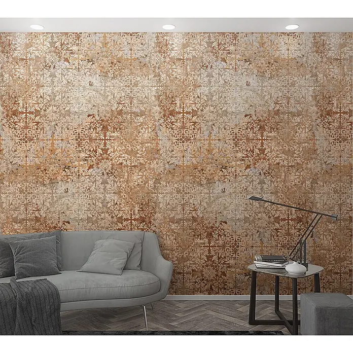 Marburg Smart Art Aspiration Fototapete Ornamental - B x H: 159 mm x 270 cm, Vlies, Beige-Rot - Gemusterte Tapete im Vintage-Look in Erdtönen und floralen Ornamenten, schmückt eine Wohnzimmerwand.