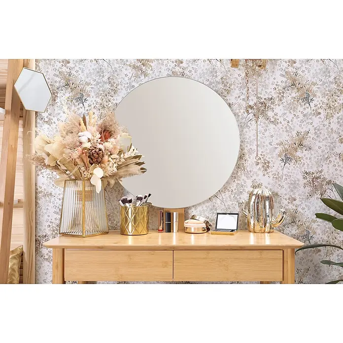 Marburg Flora Vliestapete Floral - Weiß-Braun-Grau, Floral, 10,05 x 0,53 m - Schminktisch aus Holz mit rundem Spiegel, Trockenblumen, Make-up und goldener Dekoration.