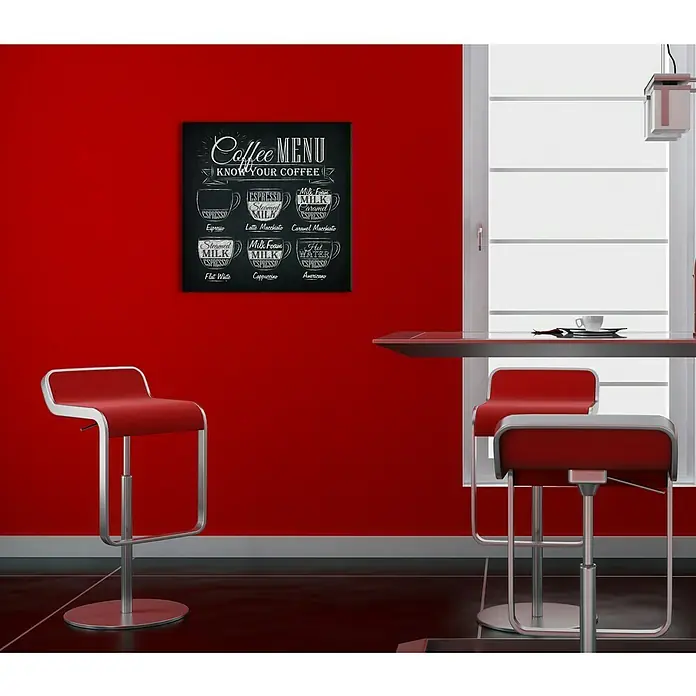 Glasbild - Coffee Menu, B x H: 20 x 20 cm - Ein dekoratives Kaffeemenü-Poster mit verschiedenen Kaffeesorten in einem modernen Raum, ideal für Kaffeeliebhaber.