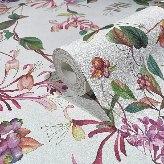Marburg Flora Vliestapete Floral I - Weiß-Rosa-Grün, Floral, 10,05 x 0,53 m - Gerollte Tapete mit lebhaftem Blumenmuster aus rosa und lila Blüten, grünen Blättern und Beeren auf strukturierter Oberfläche.
