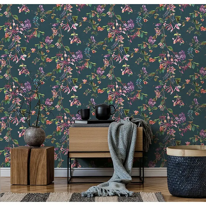 Marburg Flora Vliestapete Floral I - Blau-Grün, Floral, 10,05 x 0,53 m - Dunkelgrüne Tapete mit lebhaftem Blumenmuster aus rosa, lila und orangefarbenen Blüten und Beeren, für ein naturinspiriertes Raumambiente.