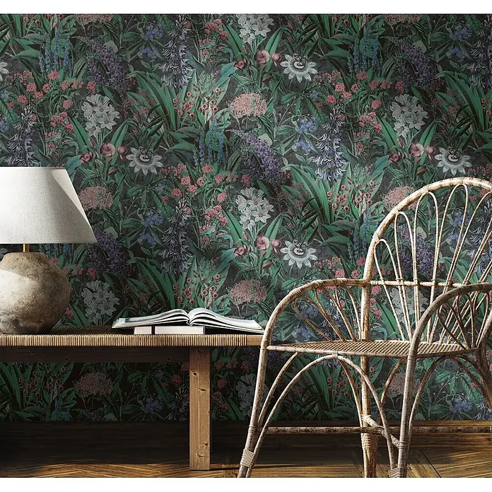 Marburg Flora Vliestapete Flora VI - Schwarz-Grün, Floral, 10,05 x 0,53 m - Dunkle botanische Tapete mit üppigen grünen Blättern und lebhaften rosa, lila und weißen Blüten an einer Wand.