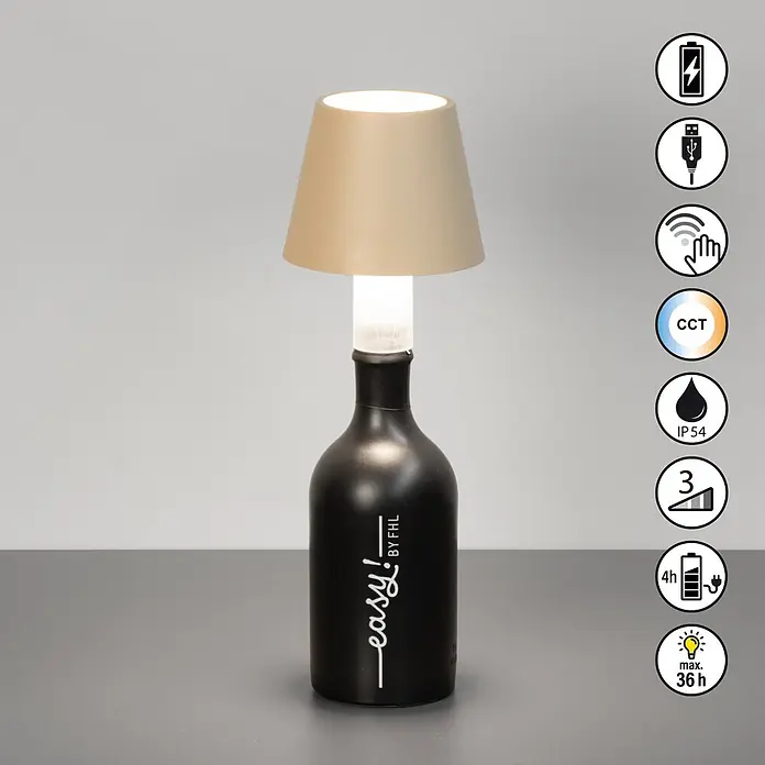 FHL easy Akku-Tischleuchte Fiocco - L x B x H: 12 x 12 x 14 cm, Sandfarben, Kaltweiß, IP54 - Eine schwarze flaschenförmige tragbare Lampe mit beigem Schirm und anpassbaren Lichtfunktionen wie CCT, Dimmung und IP54-Schutz.