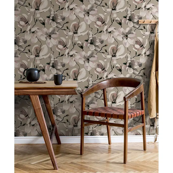 Marburg Flora Vliestapete Floral III - Grau-Beige-Weiß, Floral, 10,05 x 0,53 m - Tapete mit großen weißen und rosa Magnolienblüten auf bräunlich-grauem Hintergrund, die dem Raum Eleganz verleiht.
