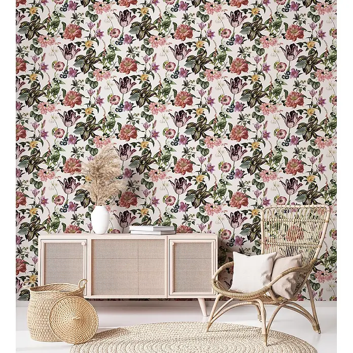 Marburg Flora Vliestapete Flora II - Weiß-Rosa-Grün, Floral, 10,05 x 0,53 m - Florale Tapete in einem Raum mit hellem Rattan-Schrank, -Sessel, gewebtem Korb und Teppich für eine natürliche Ästhetik.