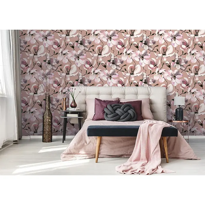 Marburg Flora Vliestapete Floral III - Braun-Weiß-Rosa, Floral, 10,05 x 0,53 m - Florale Tapete mit großen weißen und rosa Magnolien auf mauvefarbenem Hintergrund, als Akzentwand im Schlafzimmer genutzt.