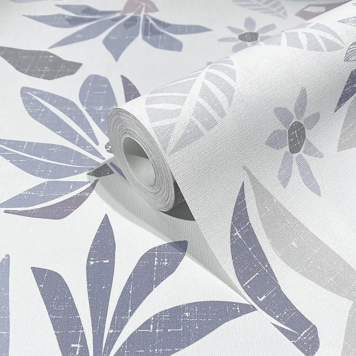Marburg Flora Vliestapete Floral IV - Weiß-Lila, Floral, 10,05 x 0,53 m - Teilweise abgerollte weiße Textiltapete mit modernem Blumen- und Blattmuster in Blau-, Lila- und Grautönen.