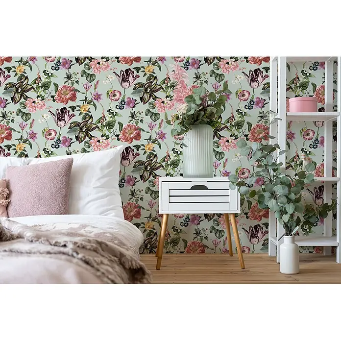 Marburg Flora Vliestapete Flora II - Grün-Rosa, Floral, 10,05 x 0,53 m - Florale Tapete mit großen rosa, lila und gelben Blumen, die ein gemütliches Schlafzimmer schmückt.