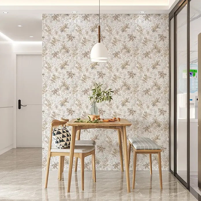 Marburg Flora Vliestapete Floral - Weiß-Braun-Grau, Floral, 10,05 x 0,53 m - Gemusterte Tapete mit hellem Hintergrund und zartem Blumendesign in Braun-, Beige- und Grautönen, an einer Esszimmerwand angebracht.