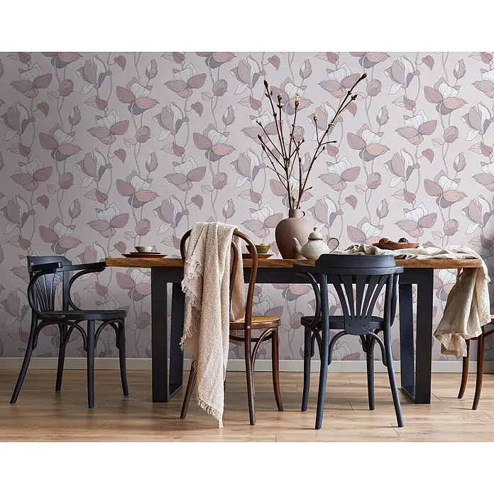 Marburg Flora Vliestapete Flora V - Braun, Floral, 10,05 x 0,53 m - Geblümte Tapete in Rosa-, Lila- und Weißtönen, die ein gemütliches Esszimmer mit Holztisch und Stühlen verschönert.