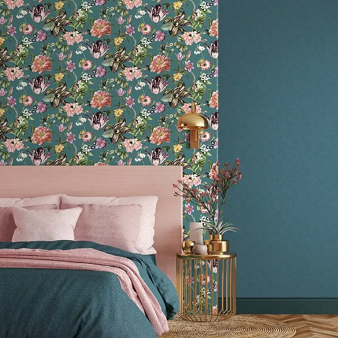 Marburg Flora Vliestapete Flora II - Blau-Grün-Rosa, Floral, 10,05 x 0,53 m - Üppige Blumentapete mit rosa und gelben Blüten auf petrolfarbenem Hintergrund, schmückt eine stilvolle Schlafzimmerwand.