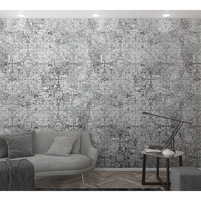 Marburg Smart Art Aspiration Fototapete Ornamental - B x H: 159 mm x 270 cm, Vlies, Grau - Silber-graue, ornamentale Vintage-Tapete an einer Wohnzimmerwand hinter Sofa und Beistelltisch.