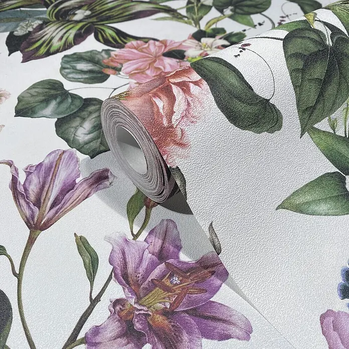 Marburg Flora Vliestapete Flora II - Weiß-Rosa-Grün, Floral, 10,05 x 0,53 m - Eine Rolle weißer, texturierter Tapete mit einem lebhaften Blumenmuster aus rosa, lila und grünen Blüten und Blättern, teilweise abgerollt.