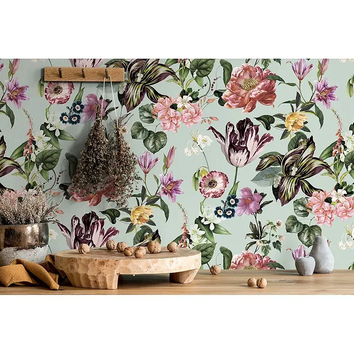 Marburg Flora Vliestapete Flora II - Grün-Rosa, Floral, 10,05 x 0,53 m - Rundes Servierbrett aus hellem Holz auf einem Tisch, mit Walnüssen darauf.