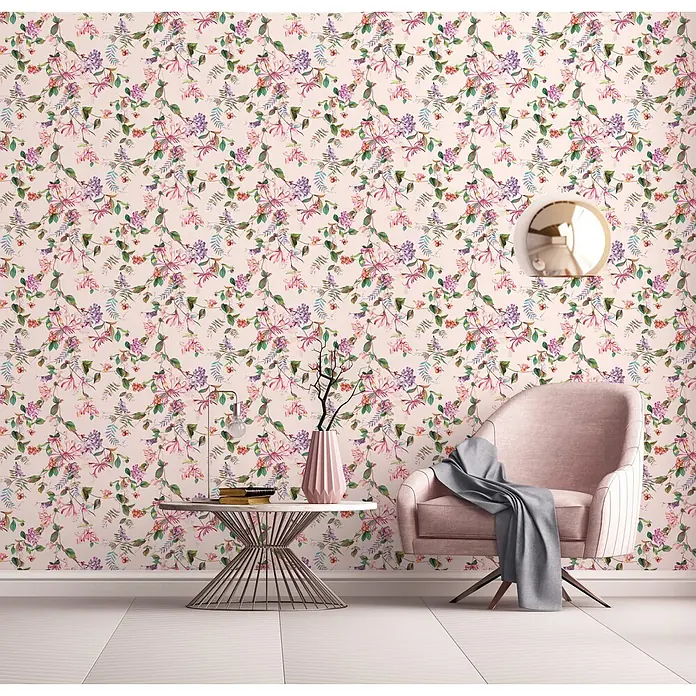 Marburg Flora Vliestapete Floral I - Beige-Rosa-Grün, Floral, 10,05 x 0,53 m - Florale Tapete auf hellrosa Hintergrund, mit verschiedenen Blumen und Blättern in Rosa, Lila und Grün in einem Raum.