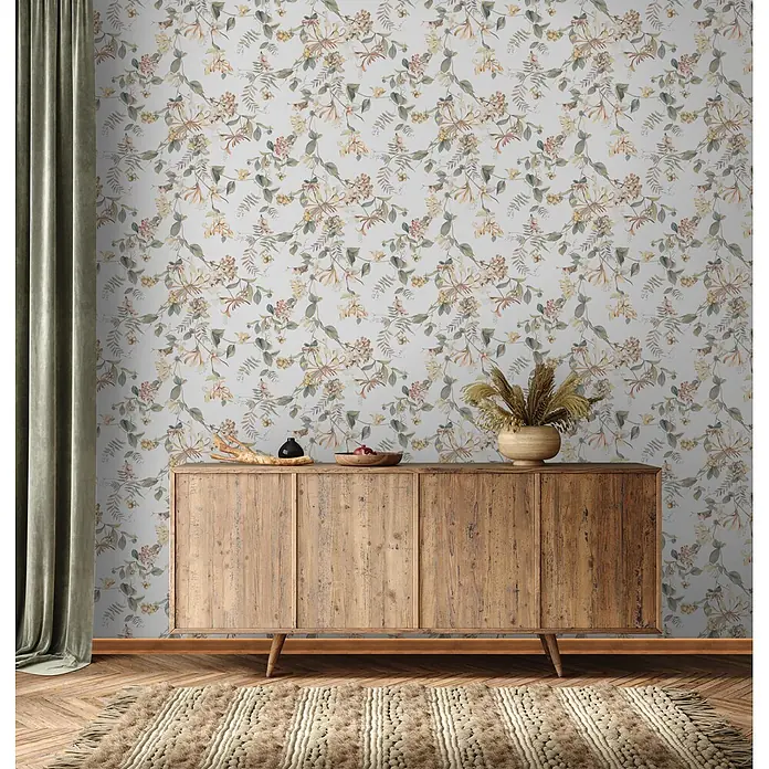 Marburg Flora Vliestapete Floral I - Weiß-Grün, Floral, 10,05 x 0,53 m - Botanische Blumentapete mit hellem Hintergrund und farbigem Muster, in einem Raum mit Holzschrank.