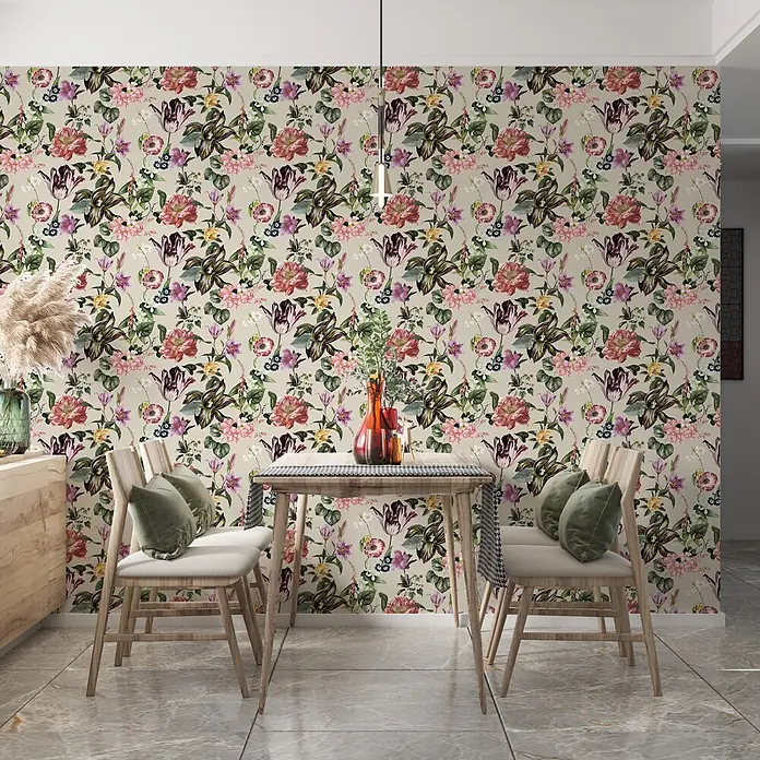 Marburg Flora Vliestapete Flora II - Beige-Rosa-Grün, Floral, 10,05 x 0,53 m - Florale Tapete mit leuchtend rosa, lila und grünen Blumen auf hellbeigem Hintergrund in einem Esszimmer.
