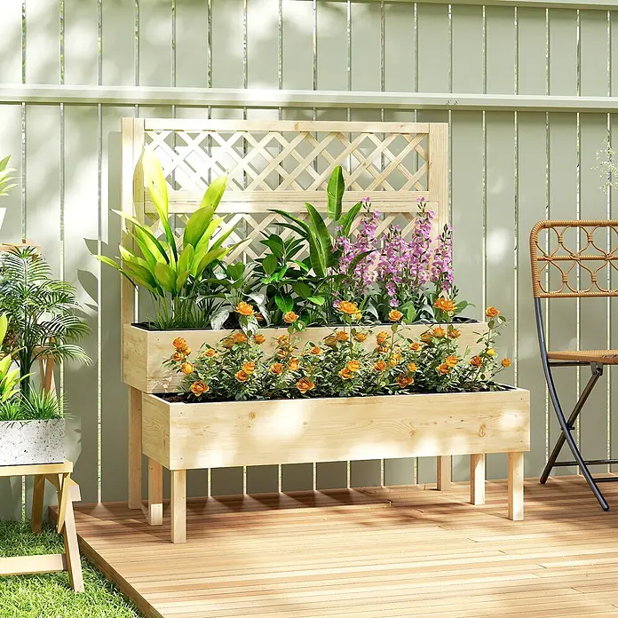 Outsunny Hochbeet - Holz, Naturholz - Gestufter Pflanzkübel aus Naturholz mit Spalier, gefüllt mit Pflanzen und Blumen, auf einer Terrasse neben einem Zaun.