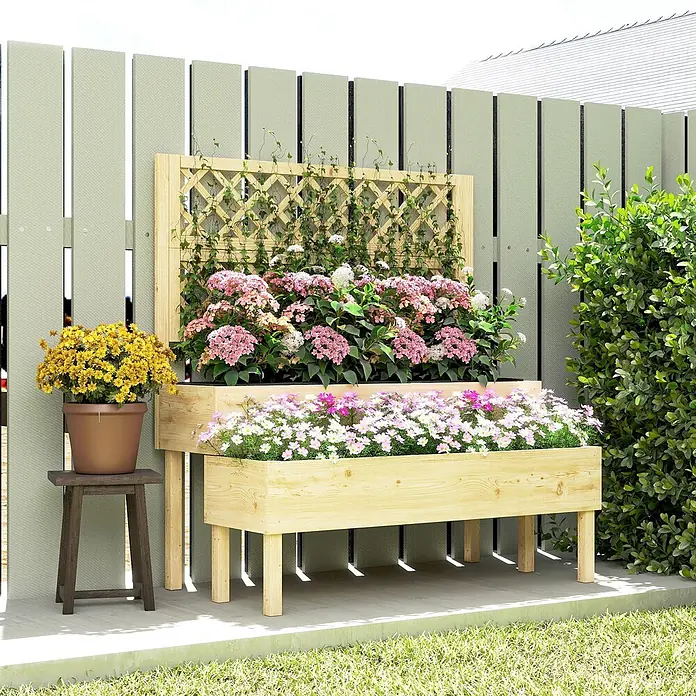 Outsunny Hochbeet - Holz, Naturholz - Hochbeet aus hellem Holz mit integriertem Rankgitter, gefüllt mit bunten Blumen und Rankpflanzen, auf einer Terrasse.