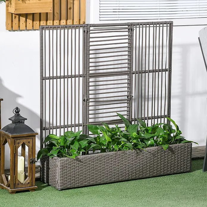 Outsunny Hochbeet -  - Brauner Rattan-Pflanzkasten mit integriertem Rankgitter, gefüllt mit Grünpflanzen, für Gartendekoration.