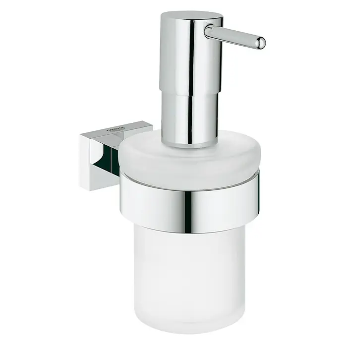 Grohe Essentials Cube Dispensador de jabón - Cromo - Primer plano de un dispensador de jabón cromado de pared con un recipiente de vidrio esmerilado.
