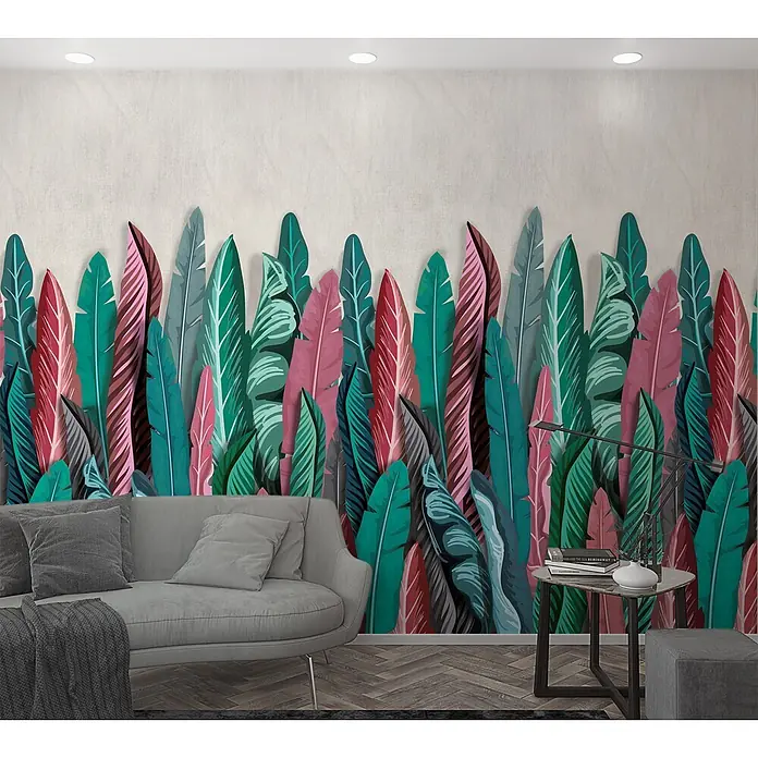 Marburg Smart Art Easy Fototapete Floral I - B x H: 159 mm x 270 cm, Vlies, Grün-Rot - Lebendige Tapete mit tropischen Blättern schmückt eine Wohnzimmerwand hinter einem grauen Sofa und Beistelltisch.