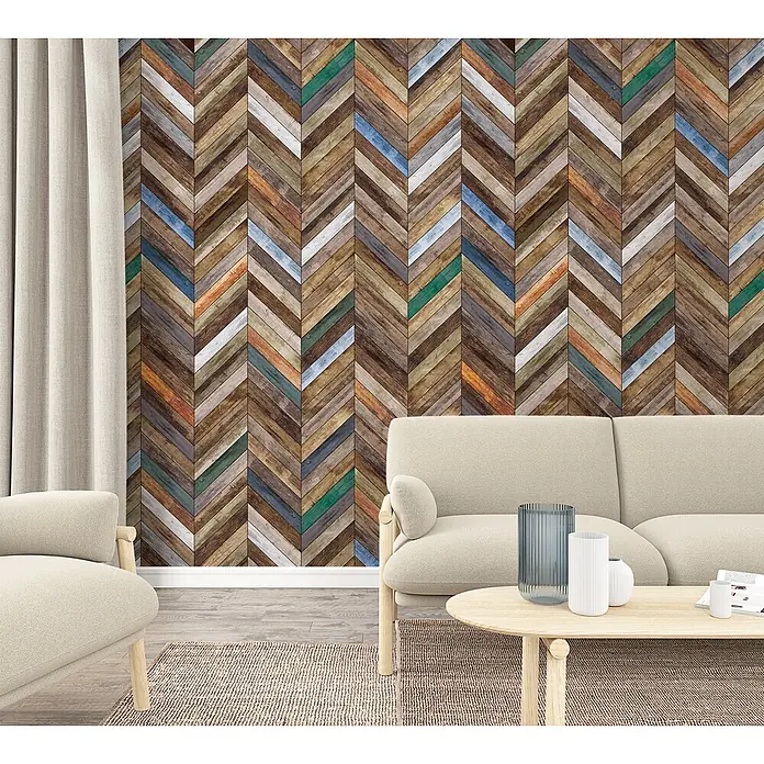 Marburg Fototapete Holzoptik - B x H: 159 mm x 270 cm, Vlies, Braun-Blau - Eine rustikale, mehrfarbige Wand aus Chevron-Holzplanken in einem Wohnzimmer.