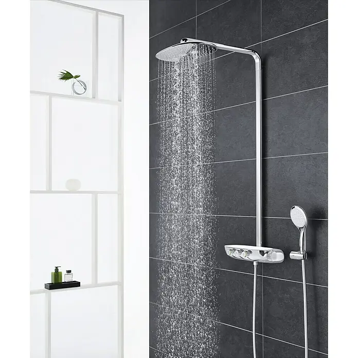 Grohe Rainshower SmartControl Duschsystem 360 - Mit Thermostatarmatur, Lochabstand: 100,6 cm, Anzahl Strahlarten: 3 Stk., Chrom - Luxuriöse Regendusche mit Handbrause vor dunklem Fliesenhintergrund. Das elegante Design bietet ein entspannendes Duscherlebnis.