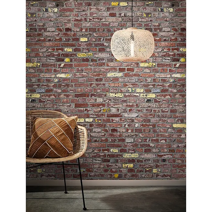 Marburg Smart Art Easy Fototapete Mauer - B x H: 159 mm x 270 cm, Vlies, Rot-Gold - Rote Ziegelwand mit gelben und dunklen Akzenten, ergänzt durch einen Korbstuhl und eine Pendelleuchte.