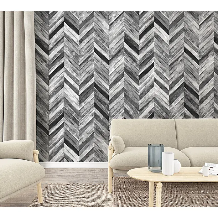 Marburg Fototapete Holzoptik - B x H: 159 mm x 270 cm, Vlies, Grau - Wand mit grau-schwarzen, abgenutzten Holzplanken im Chevron-Muster, die ein Wohnzimmer einrichten.