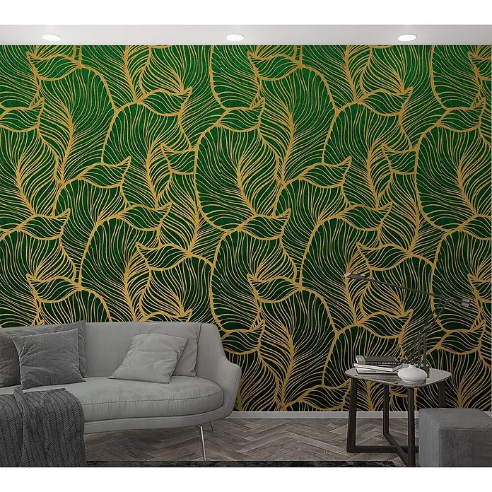Marburg Smart Art Easy Fototapete Floral-Design - B x H: 159 mm x 270 cm, Vlies - Grüne Tapete mit goldenem Tropenblattmuster, installiert in einem modernen Wohnzimmer über einem grauen Sofa.