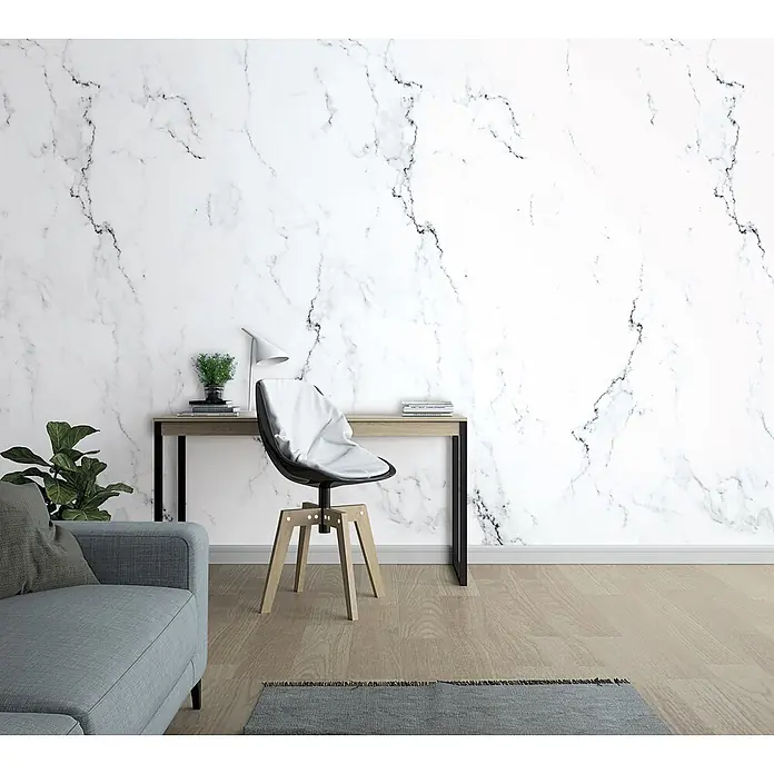 Marburg Fototapete Marble - B x H: 159 mm x 270 cm, Vlies - Weiße Marmorwand mit grauen Adern in einem modernen Raum, mit Schreibtisch, Stuhl und Sofa.
