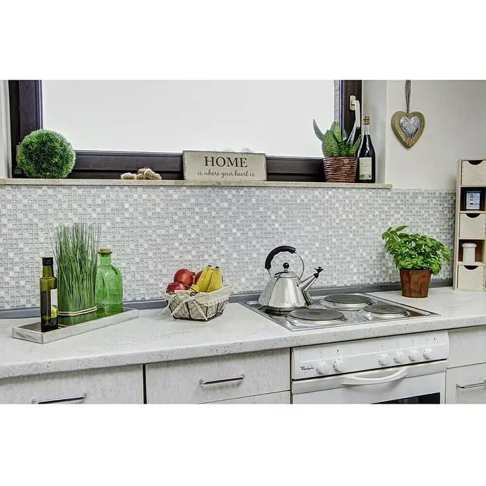 Mosaikfliese Quadrat Crystal Mix XIC 1011 - 30,5 x 30,5 cm, Weiß, Glänzend - Diese Küchenarbeitsplatte mit Mosaikfliesen-Rückwand bietet Platz für Küchenutensilien wie Obst, Öl, Kräuter und einen Wasserkocher.