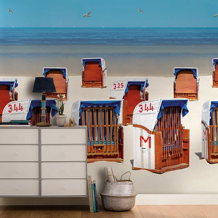Marburg Smart Art Easy Fototapete Floral V - B x H: 159 mm x 270 cm, Vlies - Tapete mit einer lebhaften Strandszene, weißen und blauen Strandkörben auf Sand, Meer und Himmel.
