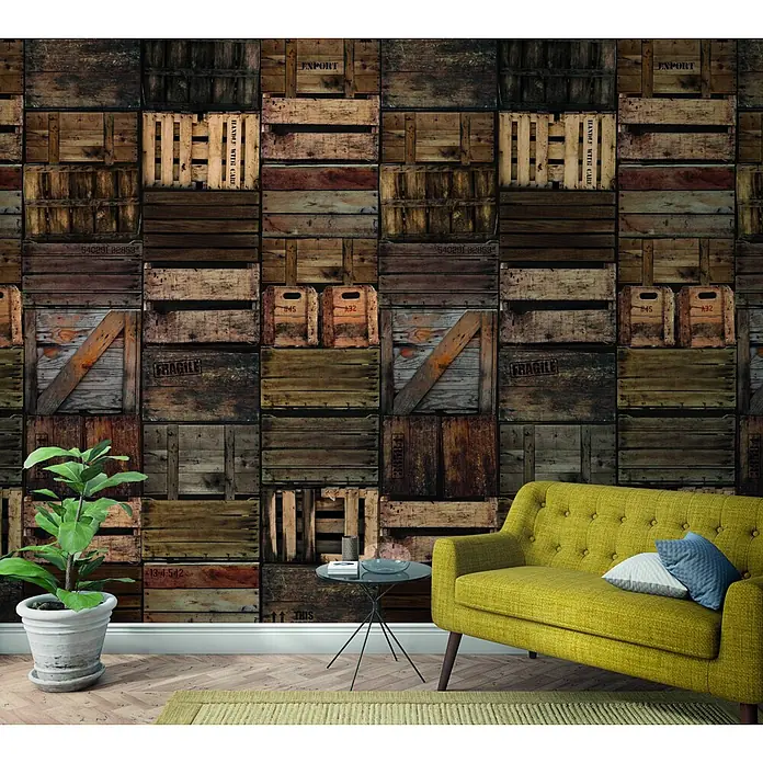 Marburg Smart Art Easy Fototapete Illustration V - B x H: 159 mm x 270 cm, Vlies - Industrielles Zimmer mit Holzkisten-Tapete, gelbem Sofa, Pflanze und Beistelltisch.