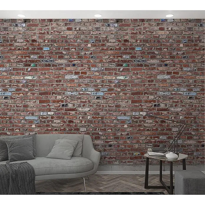 Marburg Smart Art Easy Fototapete Mauer - B x H: 159 mm x 270 cm, Vlies, Rot - Distressed rote Ziegelwandverkleidung mit mehrfarbigen Steinen und grauem Mörtel im Wohnzimmer, hinter einem hellgrauen Sofa.