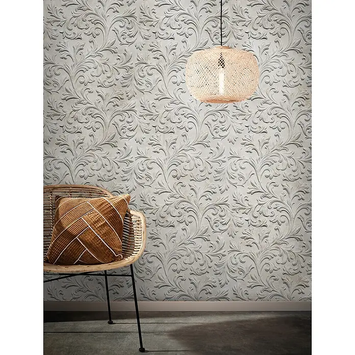 Marburg Smart Art Aspiration Fototapete Ornamental I - B x H: 159 mm x 270 cm, Vlies, Beige - Strukturierte hellgraue Wand mit opulentem Blumenreliefmuster, ergänzt durch Korbstuhl und Hängelampe.