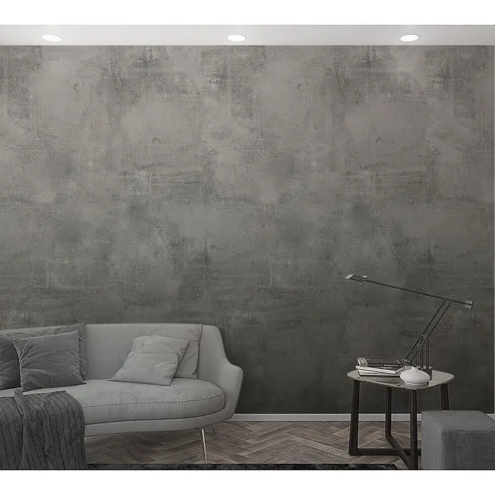 Marburg Fototapete Graphic Design - B x H: 159 mm x 270 cm, Vlies, Greige - Graues Polstersofa mit Decke und Kissen in einem modernen Wohnzimmer mit Beistelltisch, Lampe und grauer Texturwand.