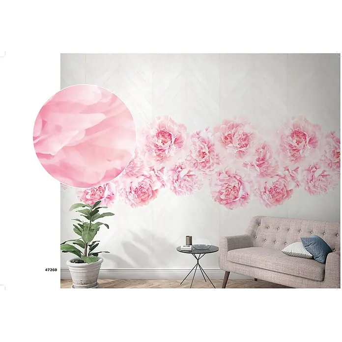 Marburg Smart Art Easy Fototapete Pink Flower - B x H: 159 mm x 270 cm, Vlies - Rosafarbenes Pfingstrosen-Wandbild mit hellem Fischgrätmuster, an einer Wand über Sofa und Pflanze.