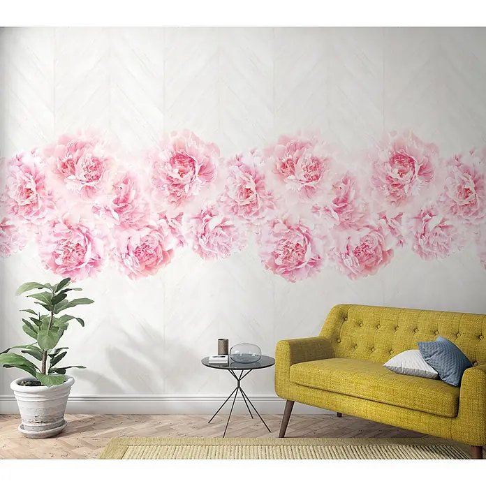 Marburg Smart Art Easy Fototapete Pink Flower - B x H: 159 mm x 270 cm, Vlies - Großes rosa Pfingstrosen-Wandbild schmückt ein Wohnzimmer mit gelbem Sofa.