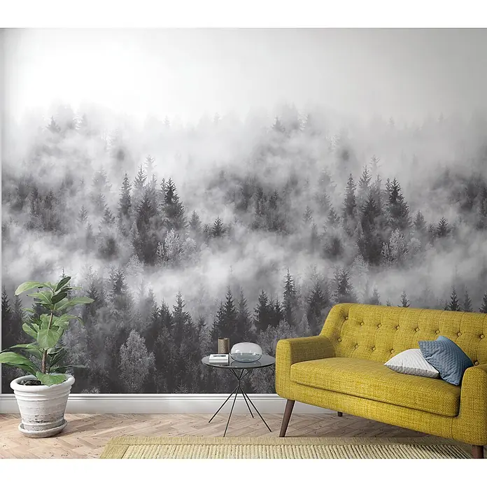 Marburg Smart Art Easy Fototapete Wald - B x H: 159 mm x 270 cm, Vlies, Grau - Modernes Wohnzimmer mit senfgelbem Sofa und Pflanze vor einer Tapete mit Nebelwaldmotiv.