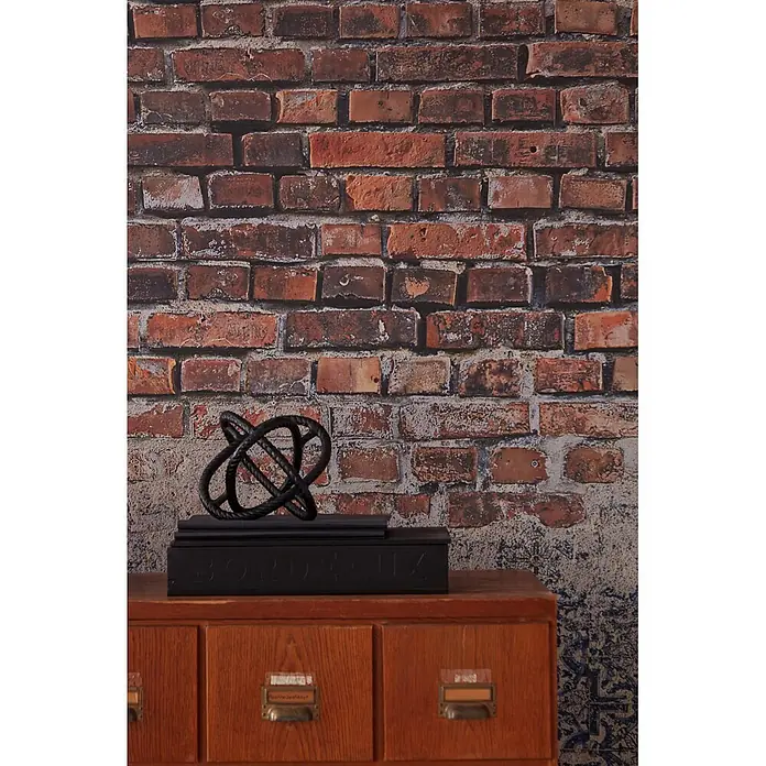 Marburg Fototapete Mauer I - B x H: 159 mm x 270 cm, Vlies - Schwarzes Deko-Objekt auf schwarzer „BORDEAUX“-Box auf Holzschrank vor Ziegelwand.