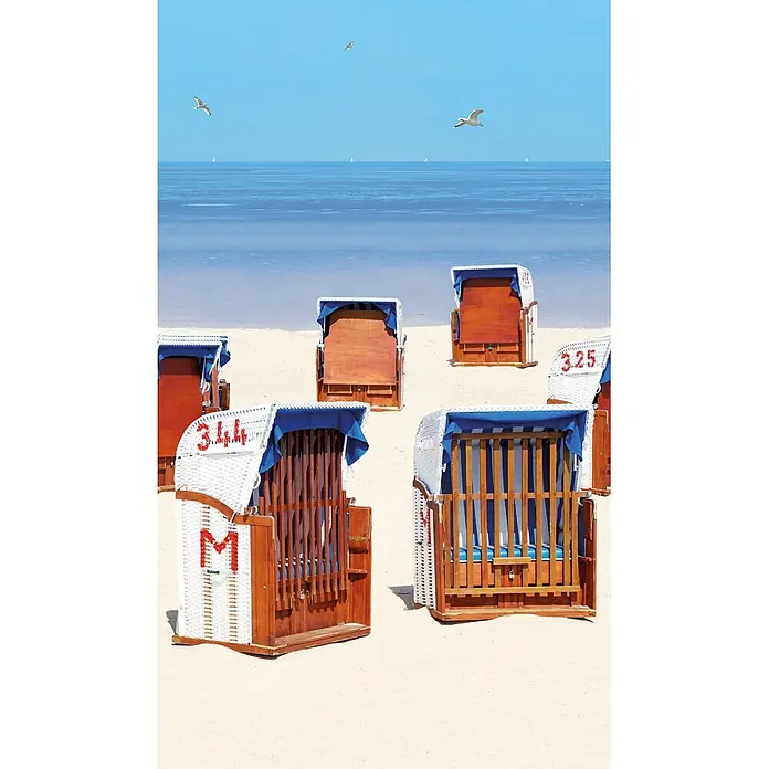 Marburg Smart Art Easy Fototapete Floral V - B x H: 159 mm x 270 cm, Vlies - Weiße Strandkörbe aus Korbgeflecht und Holz mit blauen Stoffdächern auf einem Sandstrand am Meer.